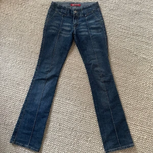 Bootcut jeans - Mörkblå lowwaist jeans från numero zero som påminner mycket om miss sixty i stilen 🫶🏻 supersnygg passform med lite bootcut, utan fickor på baksidan, Passar en W25/W26 ❤️