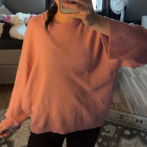 Rosa sticksd tröja - Rosa stickad tröja från lager 157. Jätte fin och är i ett bra skick men är lite nopprig. Storlek s och passar mig med s men skulle nog rekommendera till någon med storlek m. Mer bilder finns att få och priset går att prata om💞