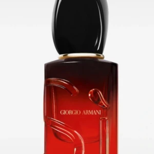 Giorgio Armani Sì röd parfymflaska - Lyxig parfym från Giorgio Armani. 30ml. Använd fåtal gånger. 
