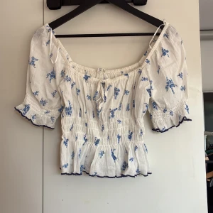 Vit blommig blus från H&M - Knappt använd 