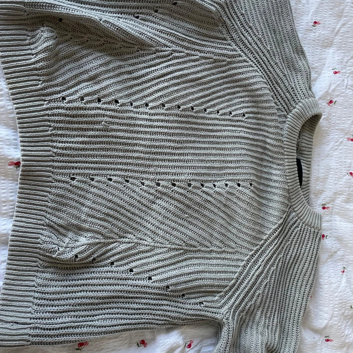 Beige stickad tröja med hålmönster - 3