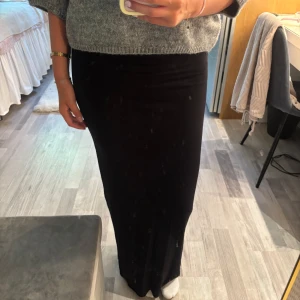 Svart långkjol från Amisu, strl 38 - Svart, ribbad långkjol från Amisu i storlek 38. Kjolen är endast använd en gång och därför i nästan nytt skick!