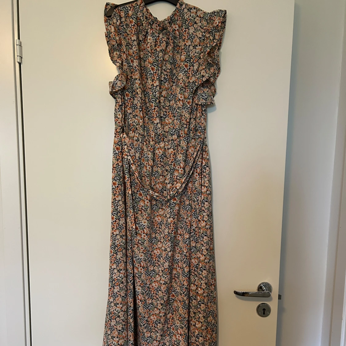 Blommig långklänning med volanger