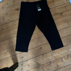 Svarta tre kvarts tajts från Esmara - Svarta leggings från Esmara i storlek M. De har en enkel och clean design med stretchig midja och croppad längd. Perfekta för chill dagar eller när du vill ha något bekvämt och stilrent. Materialet är mjukt och följsamt. Dem är helt oandvända maten lappen kvar