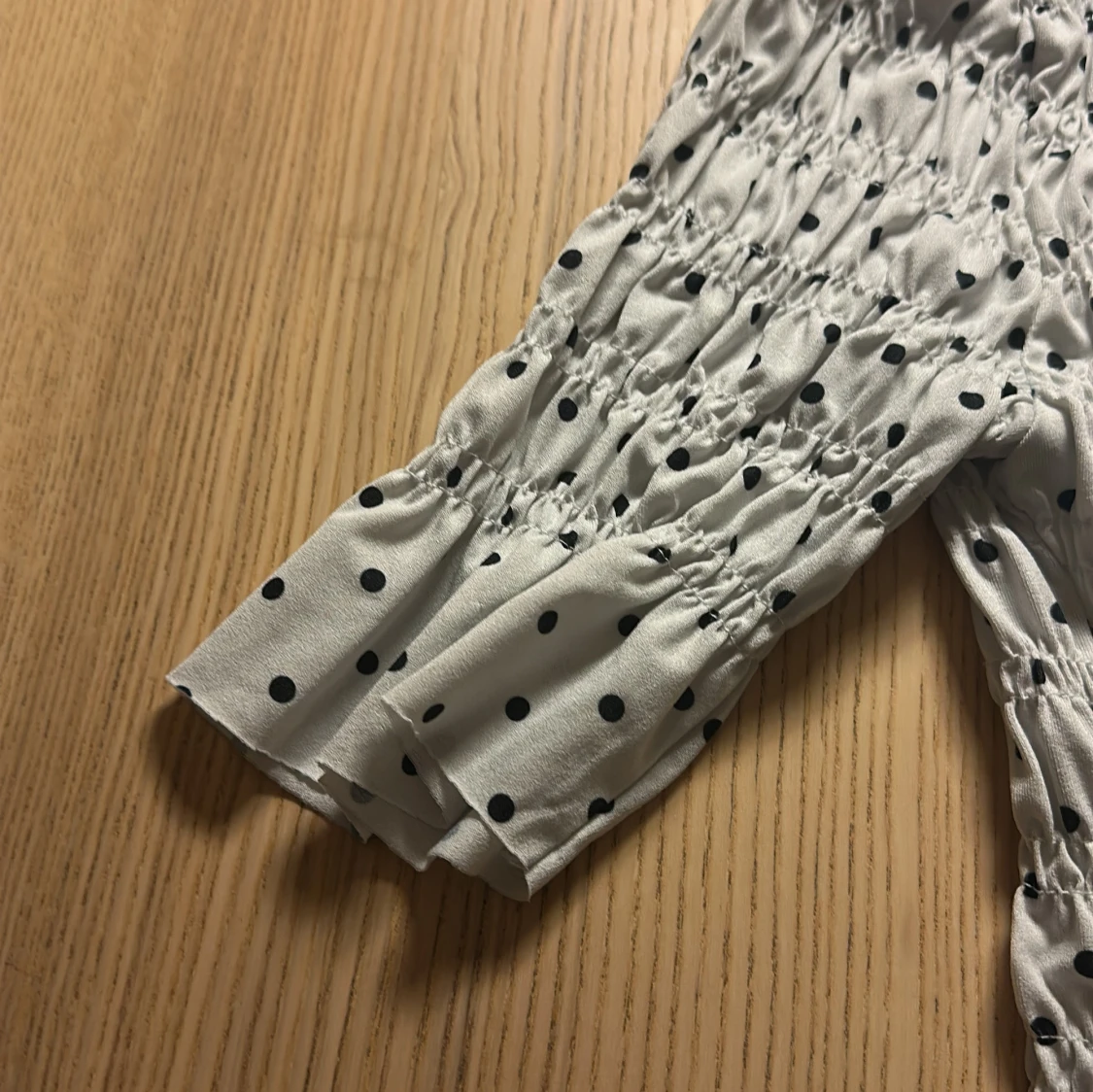 Prickig blus med volang från Gina Tricot💖 - 4