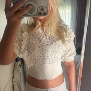 Vit zara blus med spets - Superfin vit stickad blus från zara med korta ärmar och croppad passform. Använd fåtal gånger.