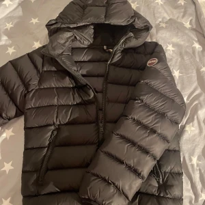 Svart dunjacka från Colmar med huva - 🍾Säljer svart Colmar puffer-jacka! Supervarmoch stilren med huva och fickor. Knappt använd, toppskick!8/10✅ 👌 DM för info! 💸 strlk 166cm år 14 
