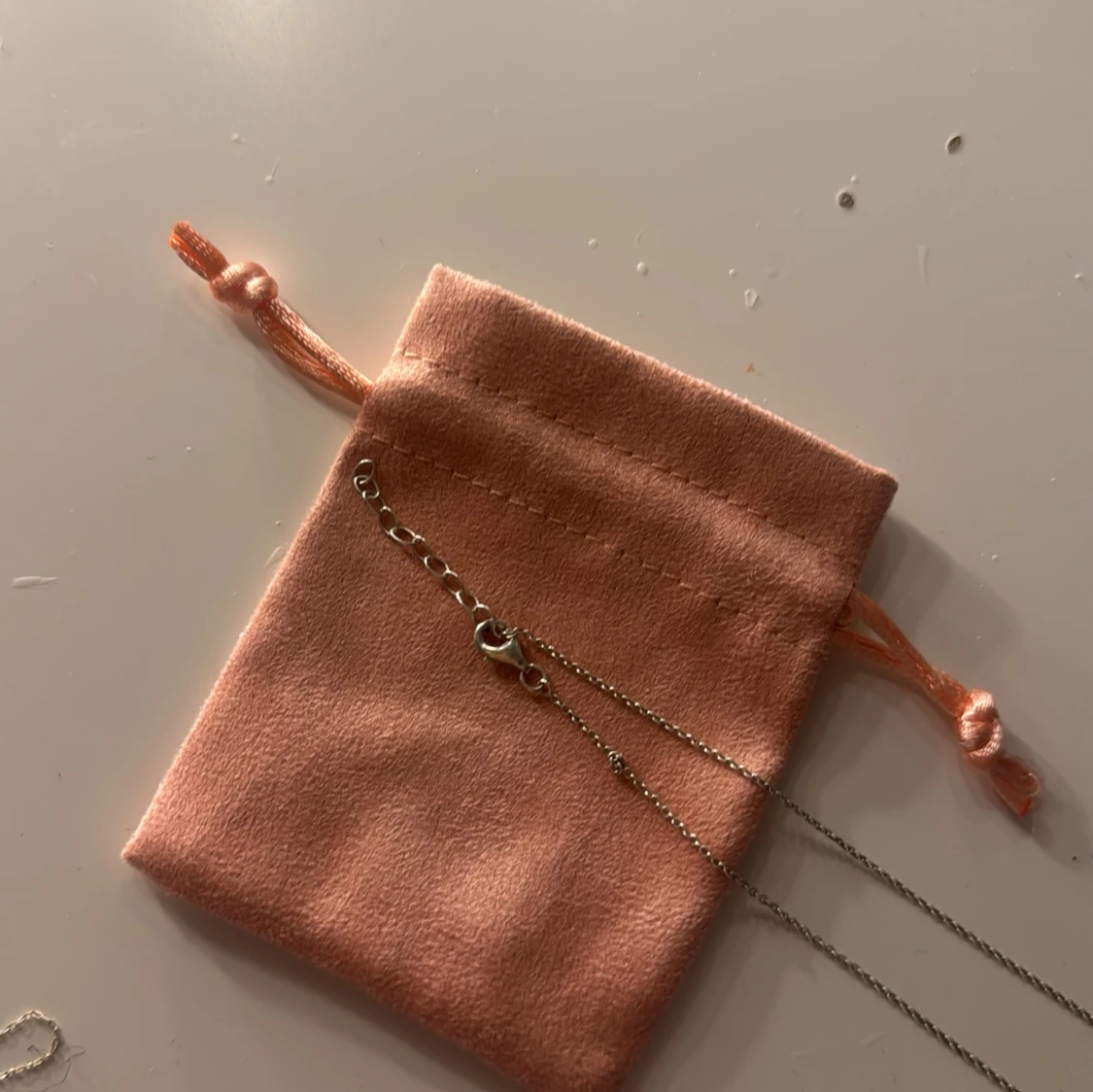 Halsband med glittrigt hjärthänge - 1