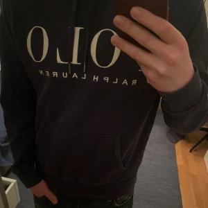 Ralph Lauren Hoodie   - Tja, säljer nu denna riktigt feta raffe hoodie! Skicket är 8,5/10 då den är sparsamt använd. Storleken är M och den är true to size. Kom gärna med prisförslag eller frågor! 