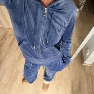 Juicy couture dräkt - Ett superfint och mysigt sammetsset från Juicy Couture i storlek M i en fin blå färg! Knappt använd så väldigt bra skick. Säljer för 800kr💙