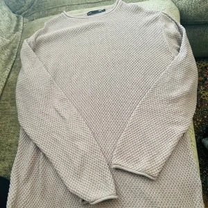 Beige stickad tröja från Lager 157 - Säljer en beige stickad tröja från Lager 157 i storlek L. Tröjan har ett grovt popcornstickat mönster och rund hals. Perfekt för dig som gillar enkel och chill stil med lite struktur. Långa ärmar och mjukt material som känns skönt mot huden.