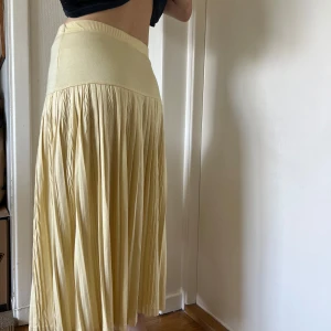 Butteryellow plisserad långkjol - Supersnygg ljusgul långkjol med bred midjeresår och plisserade detaljer. Superfin kvalitet och trendig färg!!!!