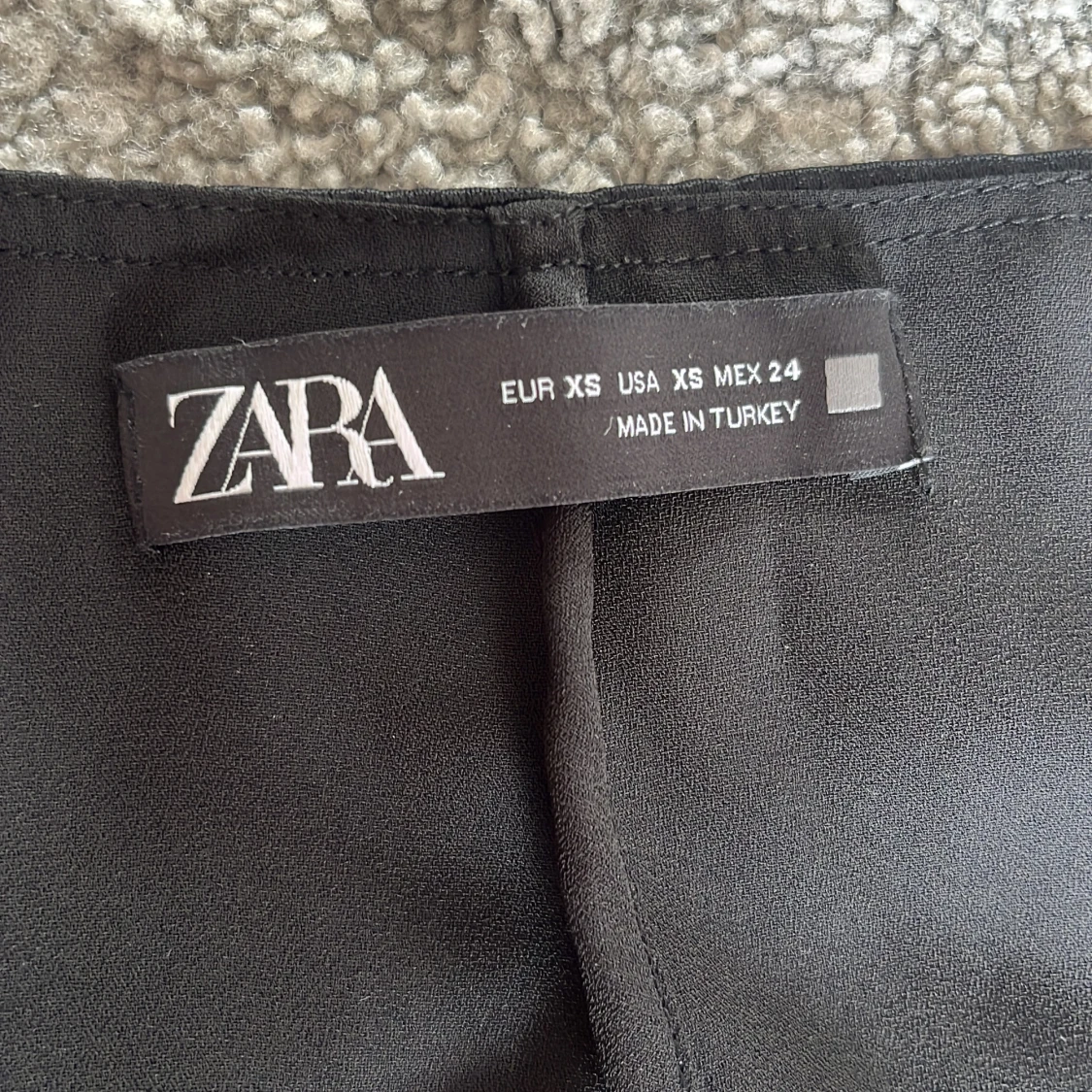 Svart satin kjol från Zara  - 2