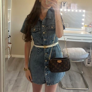 Denim klänning - Denim klänning, snygg och jättebra skick då den är använd endast 2-3 gånger. Storlek XS. Jag är 153 cm för referens. Bältet följer inte med