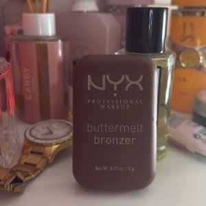 NYX Buttermelt Bronzer - NYX Buttermelt Bronzer i en smidig brun förpackning. Ger en varm, solkysst look med en mjuk och smältande formula. Fick den som present. Den kom aldrig till andvändning