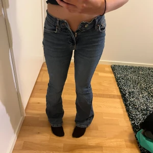 Blå jeans från gina - Jeans med bootcut passform från Gina tricot. Defekt syns på sista bilden. 