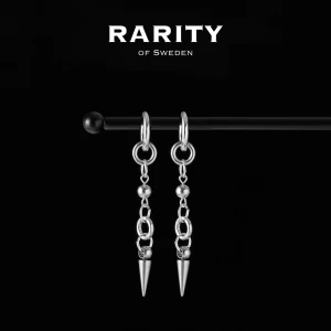 Bold Spike Earring - Silver: Silvriga örhängen med nitar - Snygga silvriga örhängen från Rarity of Sweden med kedjor och coola spike-detaljer. Hängande design med runda länkar och små kulor som ger en edgy vibe. Perfekta för dig som gillar att sticka ut med din stil.
