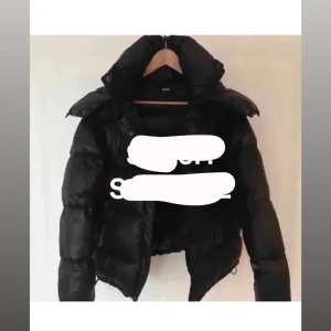 bikbok jacka  - skitsnygg jacka från bikbok i stl S, i mycket bra skick endast lite sminkfläckar men går såklart bort när man tvättar den, perfekt till hösten och vintern 🍁❄️priset går att diskutera vid snabb affär 