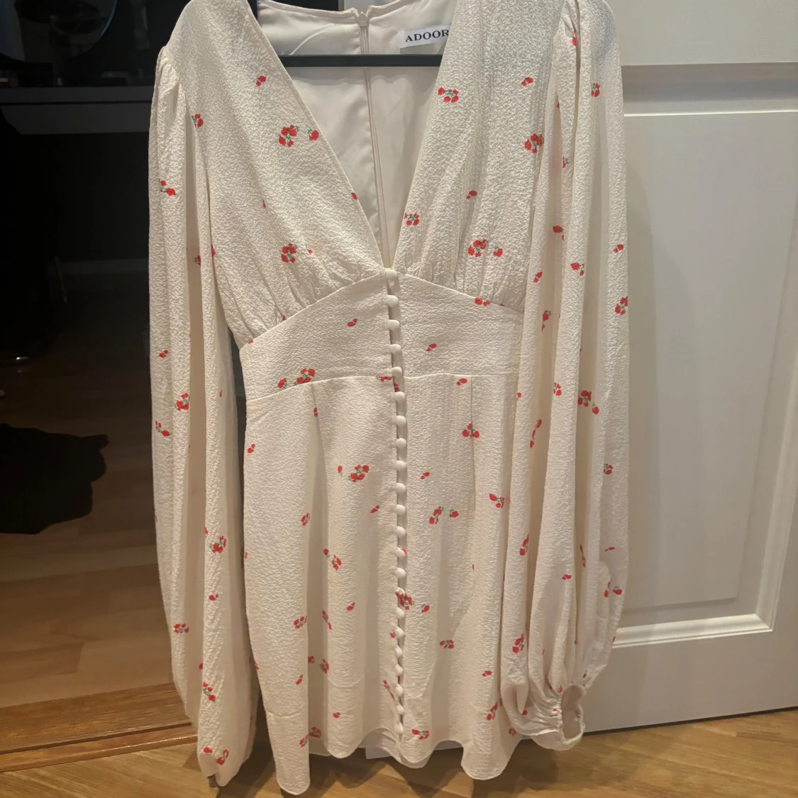 Vit kortklänning med röda blommor - 1