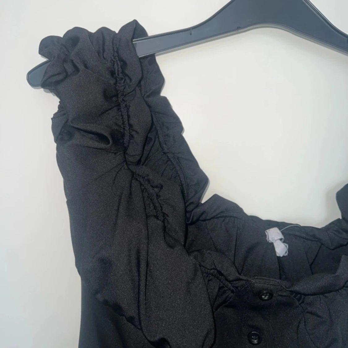 Svart klänning med volangaxlar - 3