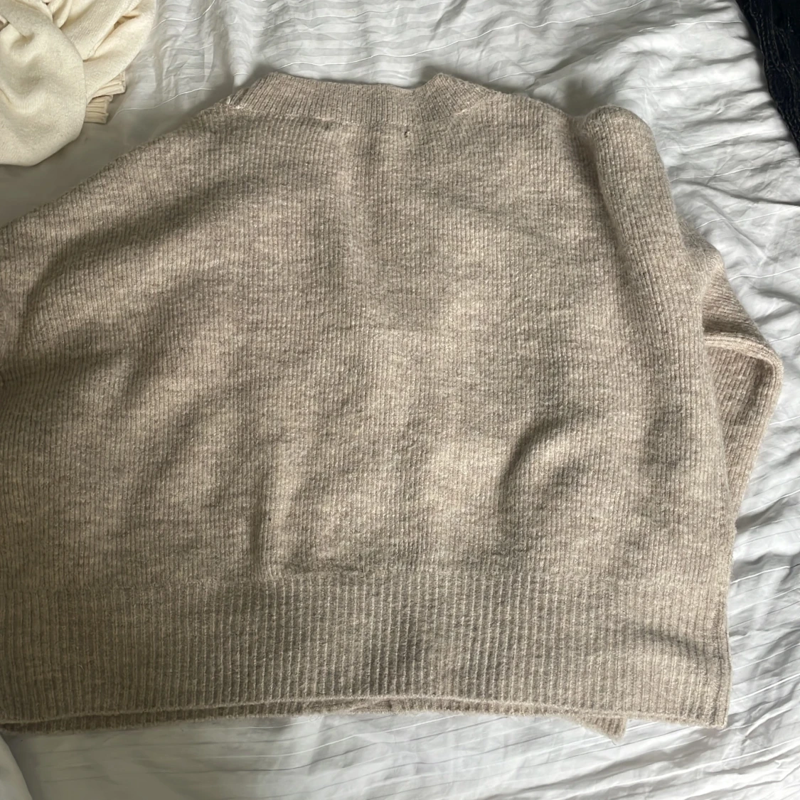 Beige stickad kofta med glittriga knappar - 2