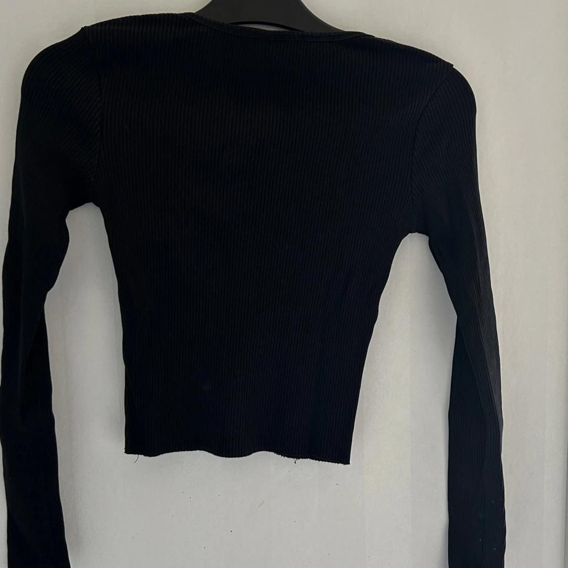 Svart ribbad topp från Gina Tricot - 1