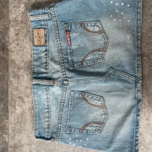 Blå jeanskjol med paljettdetaljer  - jätte snygg jeans kjol, säljer pga för stor 