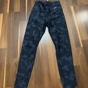 Leggings/tights från röhnisch - Köpta för ett år sen men aldrig använda då dem var för små. Köpta för ca 650kr. Pris kan diskutera 