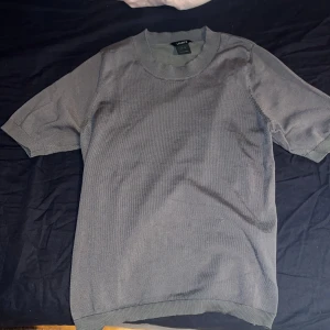 Grå stickad kortärmad tröja Lindex - Säljer en enkel och stilren grå stickad tröja från Lindex i storlek XS. 
