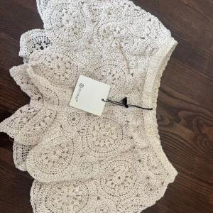 Virkade spetsshorts  - Superfina virkade shorts i beige köpta på en marknad men som tyvärr inte passade mig. Finns ingen storlek på demen skulle säga att de passar någon som har S och är över/är 165 (jag är 154 och de var för långa på mig). Materialet är bomull. 