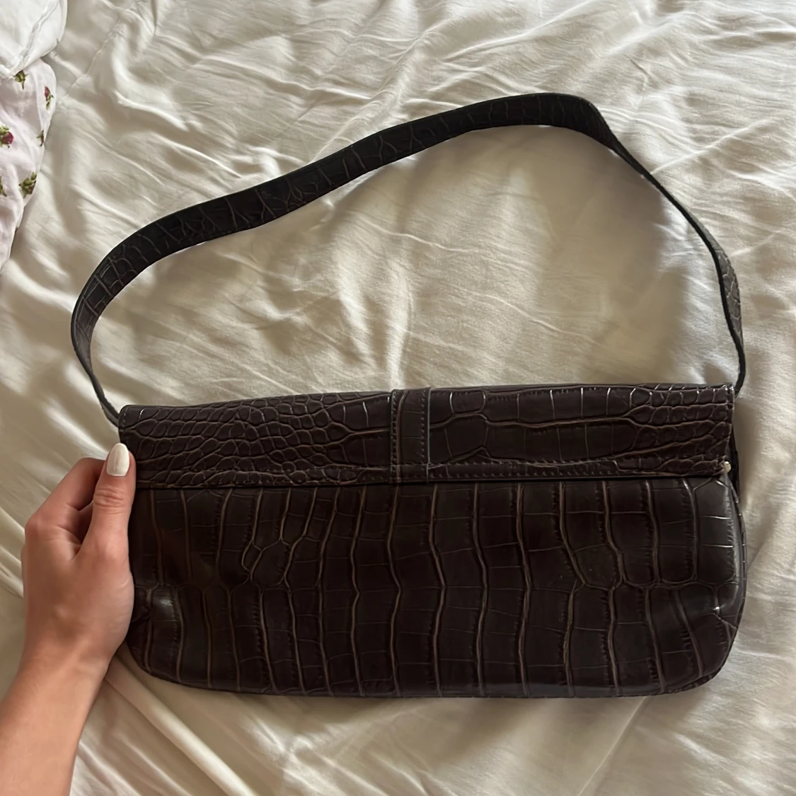 Brun axelväska med nitar och krokoprägling - 1