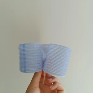 Ljusblå hårdiadem i plast - Säljer 16ljusblå papiljotter i plast med cylinderform och ribbad yta. Perfekt för att styla håret och få till volymen. De är lätta och har en modern look som passar dig som gillar att fixa frisyren hemma.