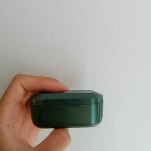 Hörlurar  - Gröna hörlurar, säljs för 400r. 