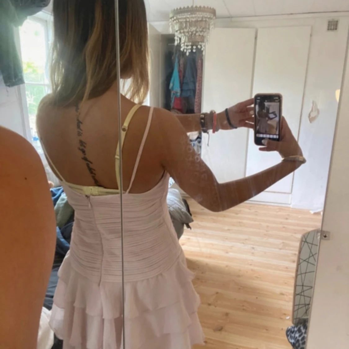 Ljusrosa volangklänning med smala axelband - 1