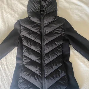 Zara Jacka - Säljer denna pga den inte faller mig i smaken. Den är helt oanvänd och är i jättebra skick! Den har inga hål, märken eller fläckar. Jag säljer den billigare än ordinarie pris!!