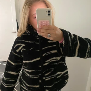 zebra teddy jacka!❣️ - säljer denna superfina teddy jacka från h&m som är helt slutsåld och går ej att köpa längre, superfint skick och helt perfekt till hösten och våren!💞den är i zebra print!
