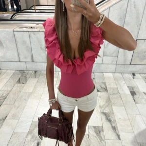 Rosa volangbody från Zara  - Supersnygg rosa body från Zara i storlek S. Är öppen för bud! 💞