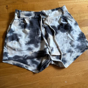 Svarta och vita shorts från Amisu - Snygga shorts från Amisu i storlek 34 med svart och vit batikmönster. De har elastisk midja med snörning, fickor både fram och bak samt en loose passform. Perfekta för chill dagar och sommarhäng.