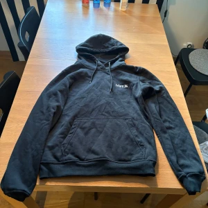 Svart Döfejk hoodie med tryck - Svart hoodie från Döfejk med vit text på bröstet och stort tryck på ryggen där det står 'DÖFEJK TASTE CLUB'. Klassisk känguruficka, huva med snörning och mjukt material. Perfekt för dig som gillar streetwear vibes. Elin brynzel på TikTok 