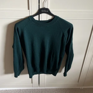 Svart stickad tröja Tiger of Sweden - Snygg svart stickad tröja från Tiger of Sweden i italienskt garn. Klassisk rund halsringning och långärmad modell, perfekt för dig som gillar stilrena och tidlösa plagg. Passar lika bra till jeans som till chinos. Priset är inte hugget i sten, det finns några få defekter (dock inte särskilt märkbara) och därmed det låga priset. Kontakta gärna mig om ni har frågor eller vill ha fler bilder. Tröjan har krympt i tvätten och därför matchar inte storleken på lappen verkligheten.