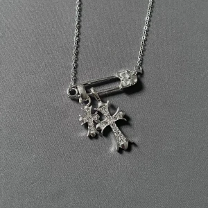Duo Cross Safety Pin Necklace - Silverfärgat halsband med två kors & säkerhetsnål berlock. Cirka 50 cm.
