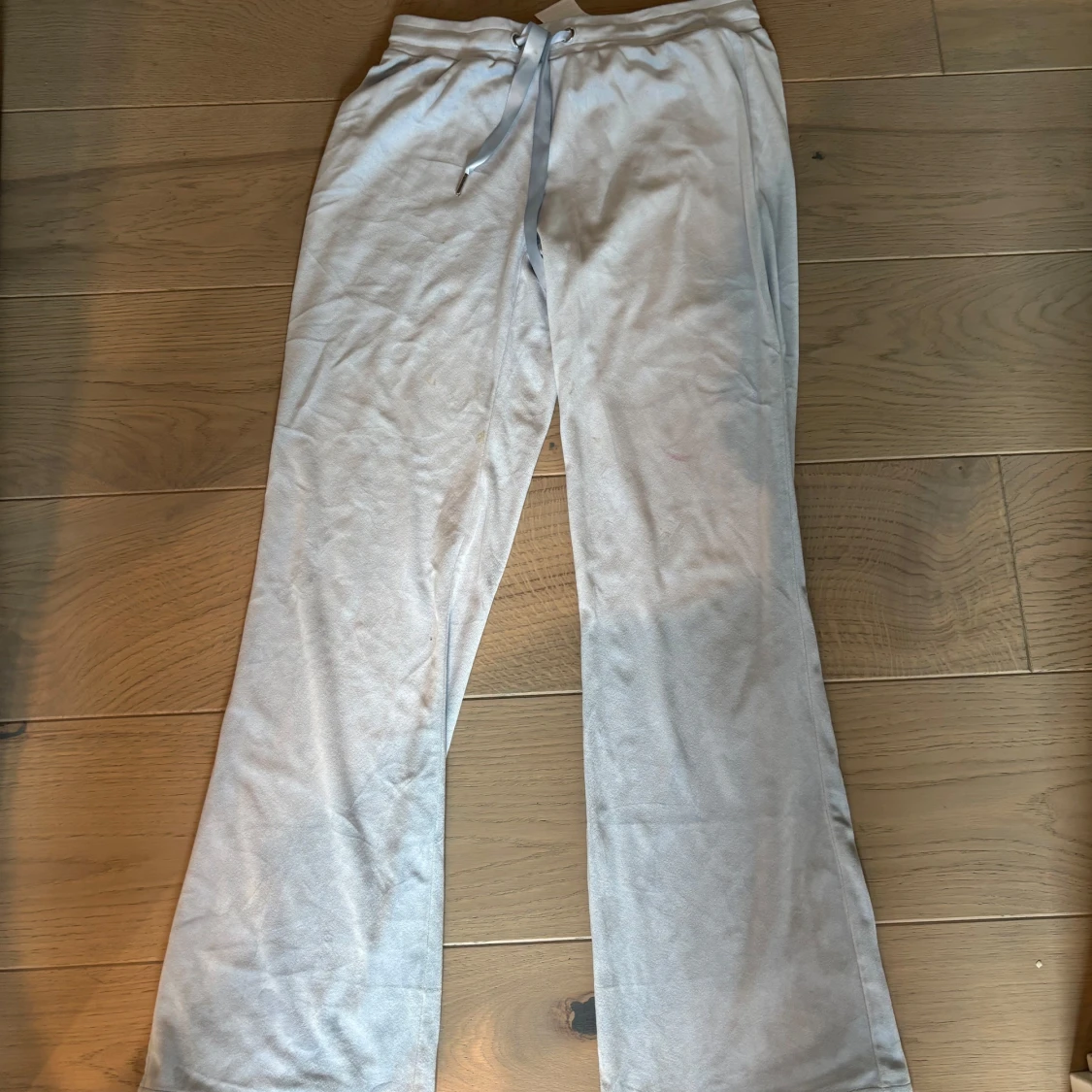 Ljusgrå mjukisbyxor med snörning