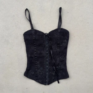 vintage y2k dark coquette fairycore spetskorsett - vacker topp med smickrande passform 🤍läs min sida för mer info 