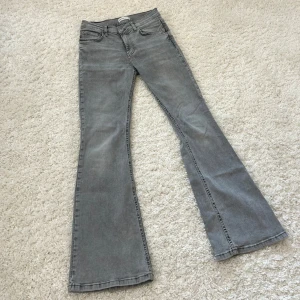Low waist bootcut jeans Gina  - Trendiga grå bootcut jeansen från Gina Tricot med låg midja. Nästan helt oanvända och i bra skick. Storlek 36. 