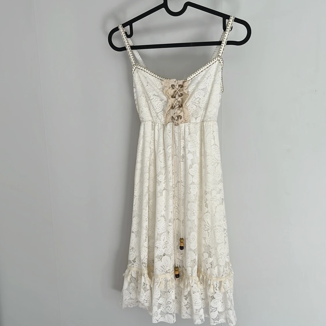 Vit spetsklänning med snörning - 2