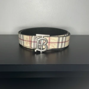 Burberry bälte - Riktig fräsch och snygg burberry bälte som är alldeles ny. Inga tecken på användning och är perfekt nu inför hösten. Priset är inte hugget i sten så det är bara att höra av om ni har några frågor!🤗
