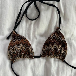 Stickad bikiniöverdel från NA-KD XS - Säljer en stickad trekantsbikini från NA-KD🔥(helt ny)