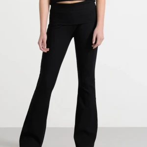 Yogapants  - Svarta yoga pants från Lindex i ”träningsklädsmaterial”, alltså inte lika tunna som de från tex Gina Tricot eller lager 157! I bra skick men då jag har tränat kan det finnas nåt litet hål nånstans men inget jag sett isåfall