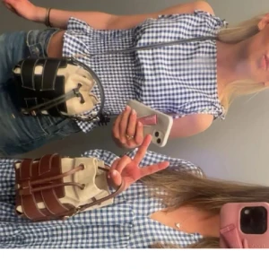 Hm bucket bag - Superfin liten bucket bag med bruna skinnremmar och beige canvas. Väskan har både handtag och axelrem samt snygg snörning upptill. Perfekt storlek för mobilen och det viktigaste. Trendig och stilren design som lyfter varje outfit.