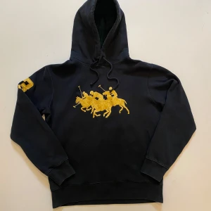 Svart Ralph lauren hoodie S - Svart unik Ralph Lauren hoodie //  Mycket bra skick //  Storlek S //  Skriv vid minsta fråga eller fundering💯🤝